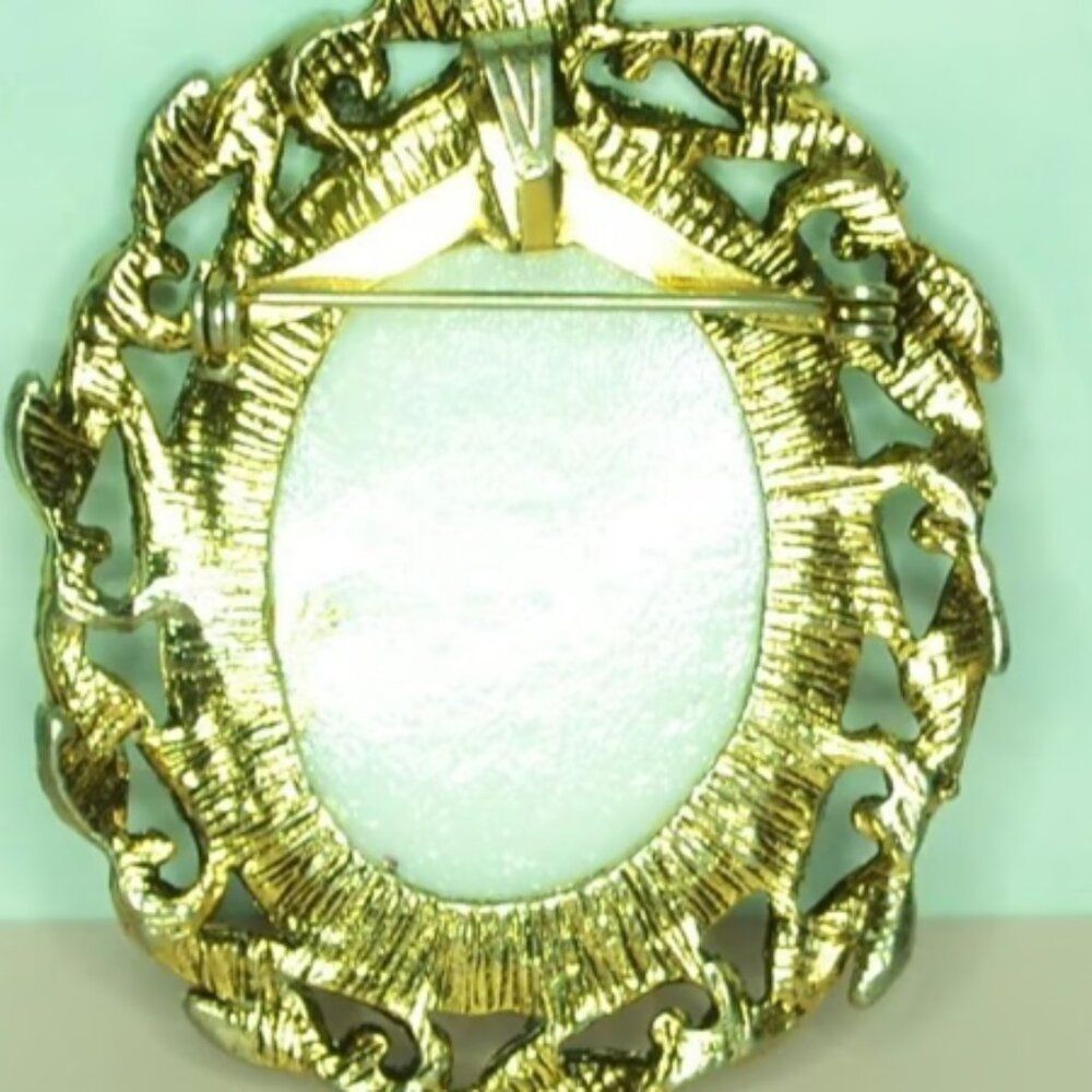 Vintage Enamel Brooch Gold Tone Filigree Border Pink Rose Design Fashion - Picture 2 of 2